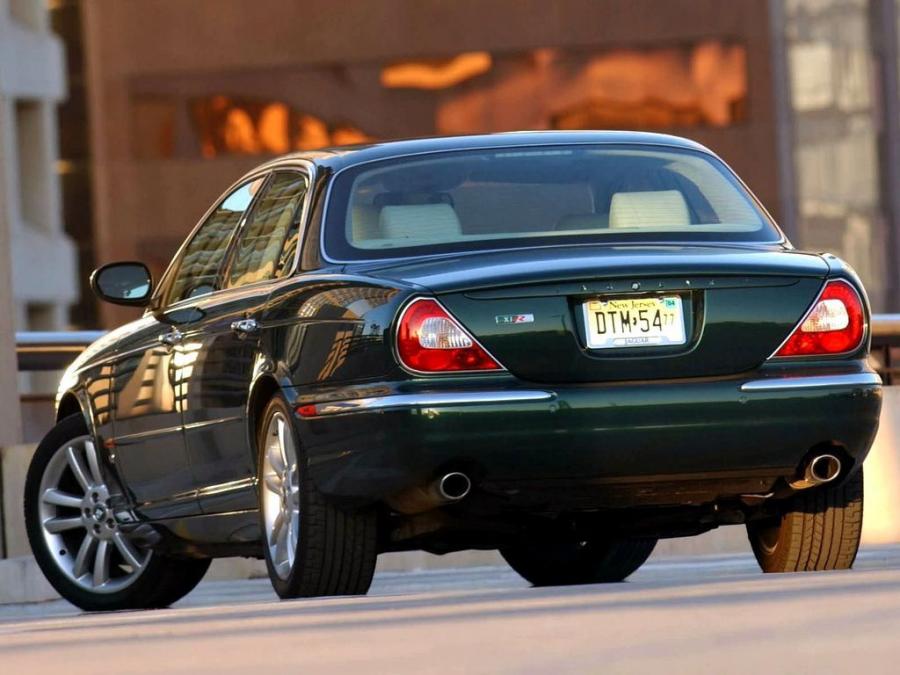  Jaguar XJR 2003 года  (US) (фото 2 из 9)